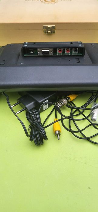 Monitor, Telewizor LCD 8,4" z audio, wbudowanym akumulatorem i pilotem