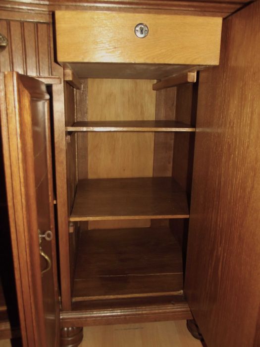 Dębowy pięknie przeszklony kredens z lat 30-tych XX w.