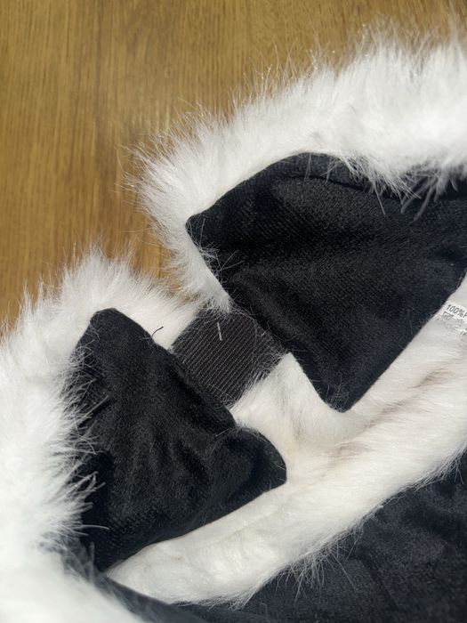 Біла хутряна повʼязка на голову