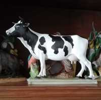 Escultura em biscuit, vaca Frísia, pintada a mão, vista alegre
