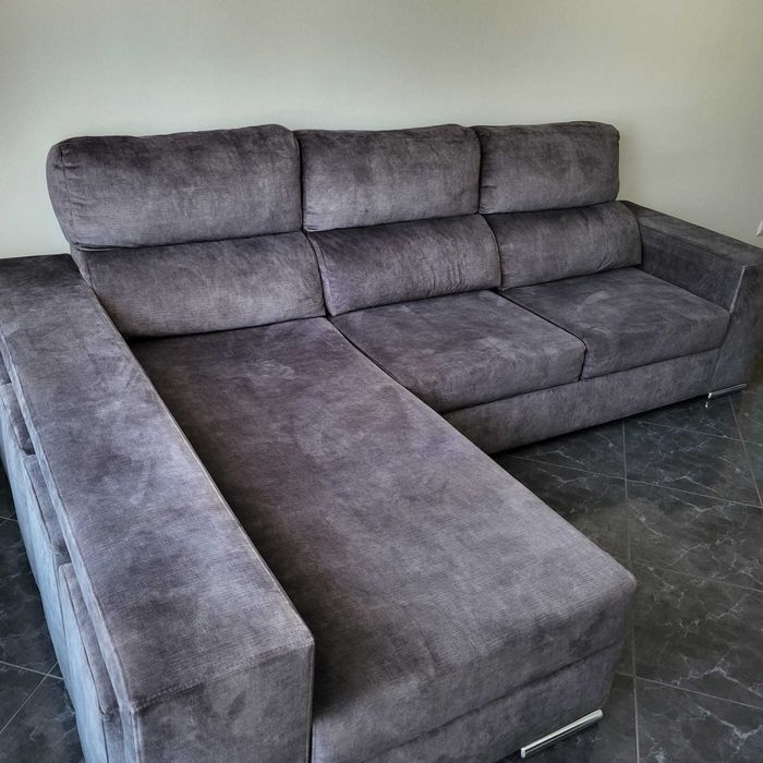 Sofá cinzento de 3 lugares com chaise longue