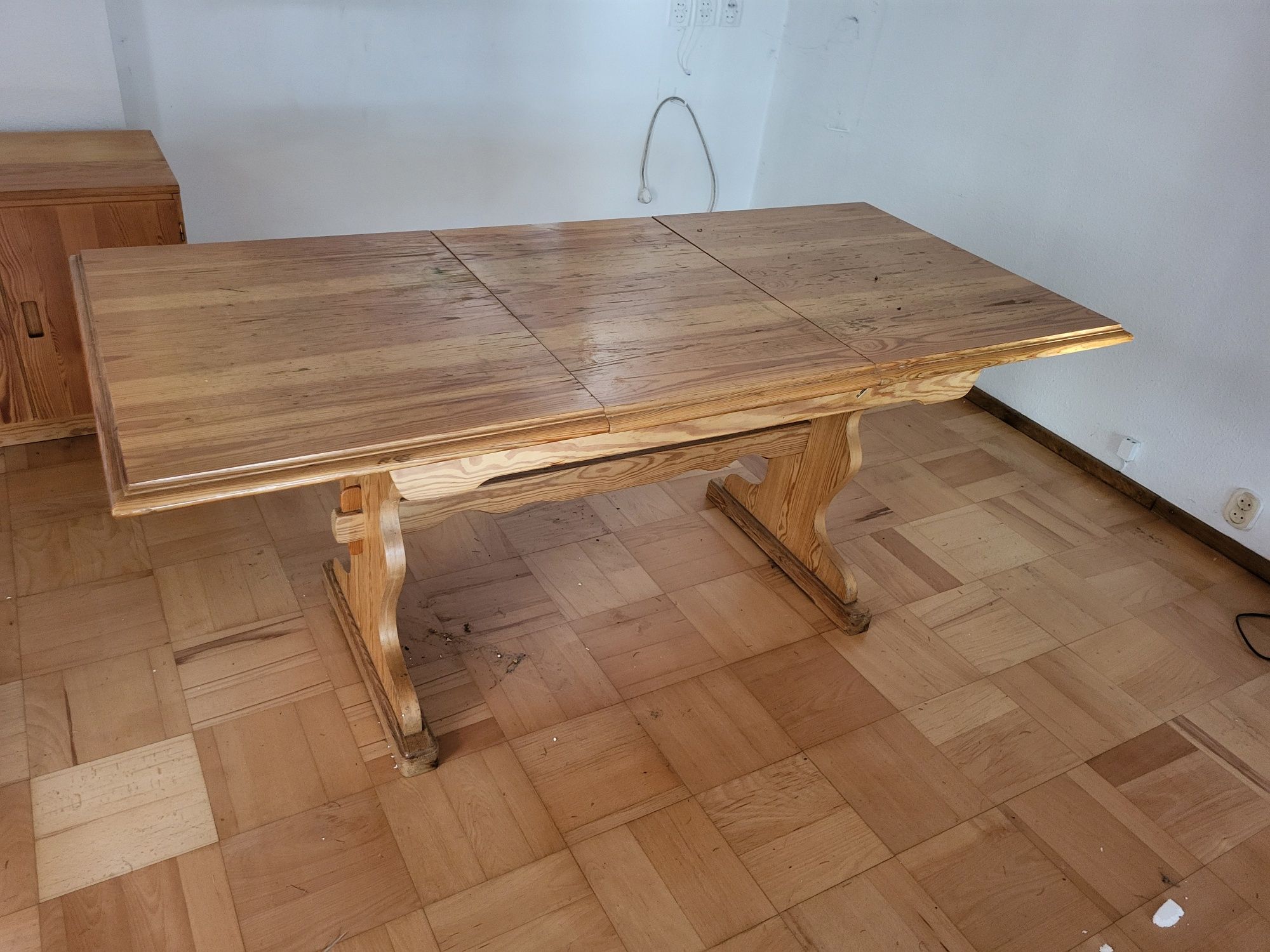 Drewniany rozkładany stół