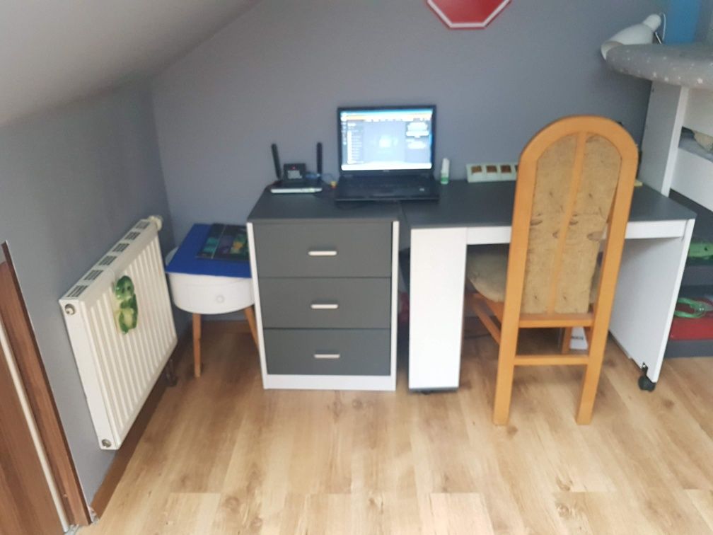 Sprzedam Łózko wraz z biurkiem i szafką