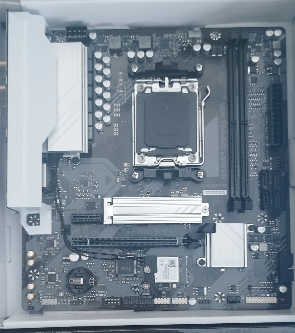 Материнська плата GIGABYTE B650M GAMING WIFI DDR5 B650 AMD Socket AM5