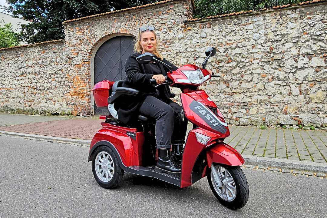 ELECTRORIDE: Skuter trójkołowy FASTI 3 z osłoną na manetki