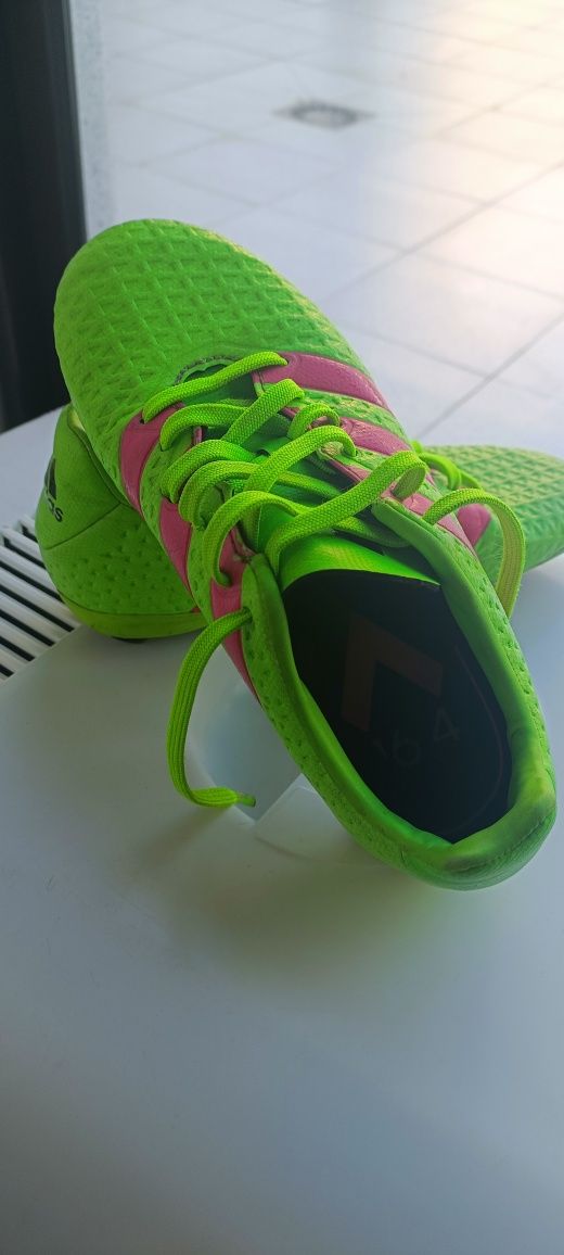 Chuteiras adidas tamanho 32