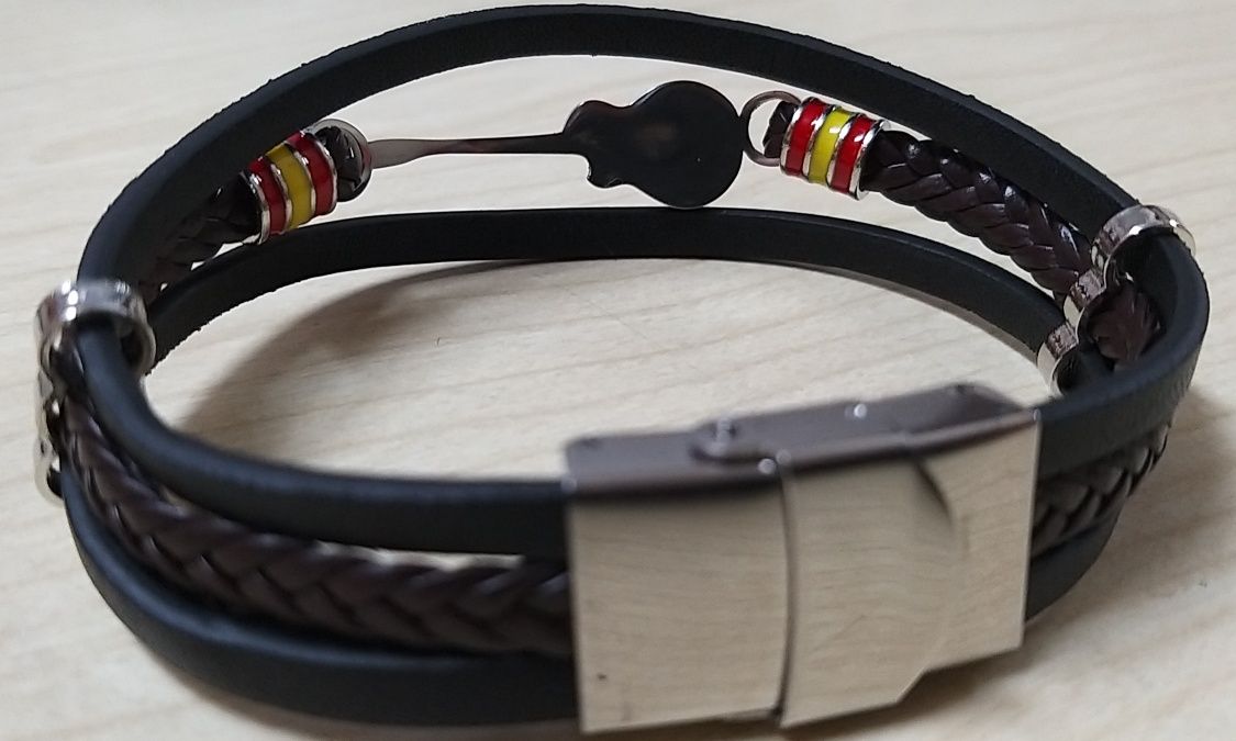 Pulseira em cabedal com guitarra.