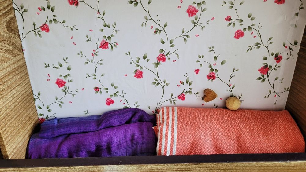 Armário de madeira com 6 gavetas