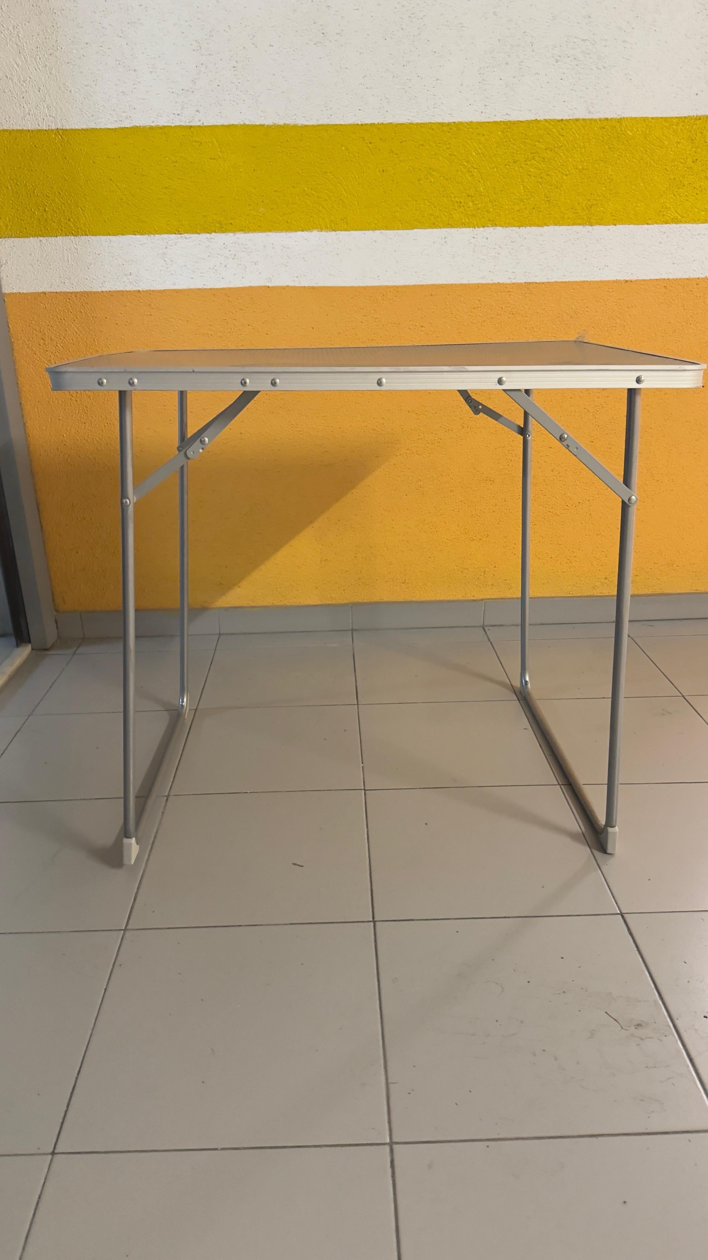 Mesa dobrável de camping Quechua com estampa geométrica