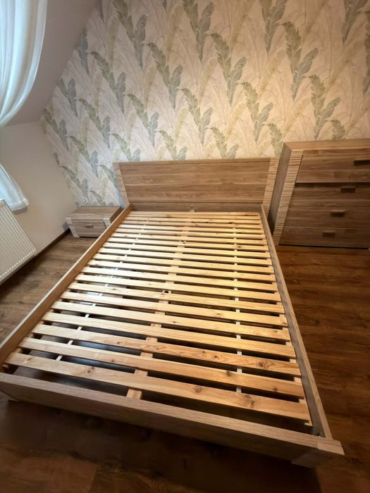 Łóżko sypialniane z szafkami