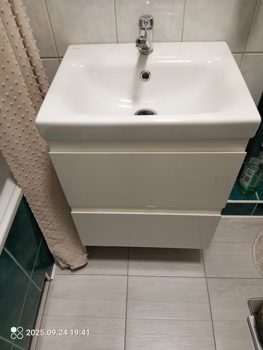 Wisząca szafka z umywalką