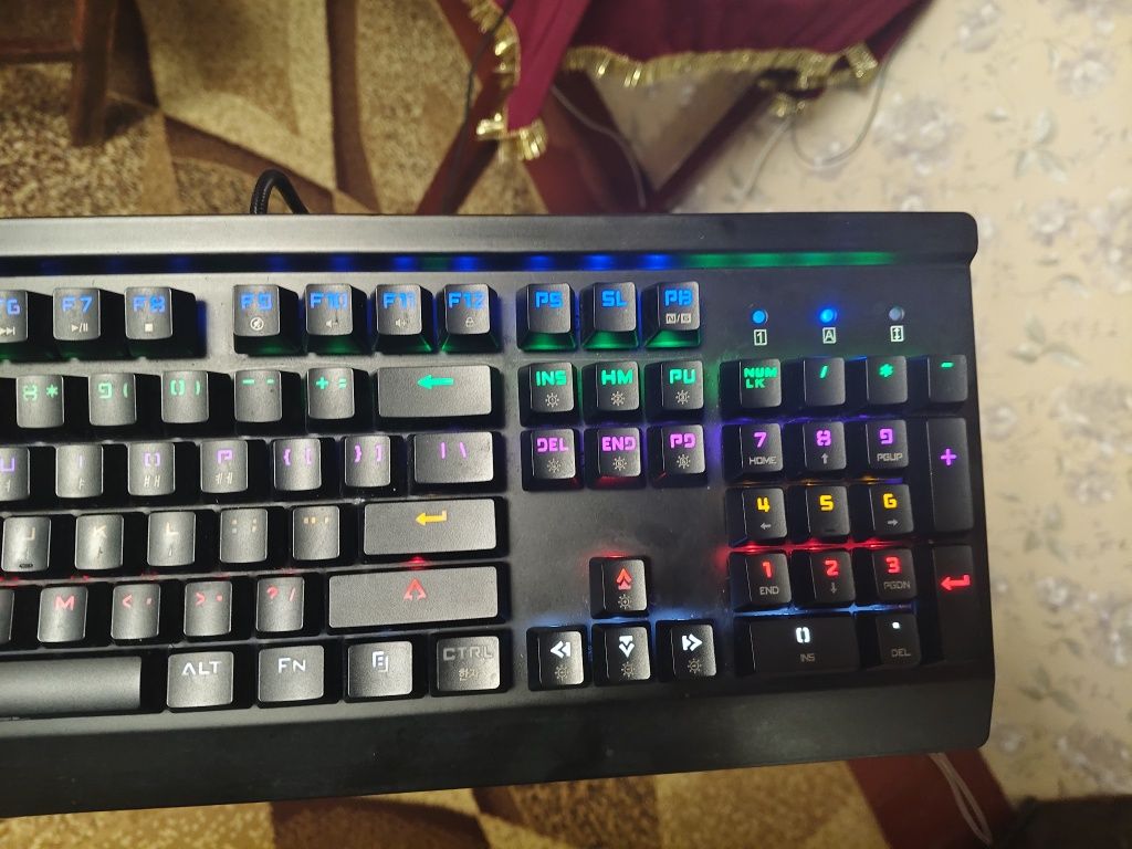 Игровая механическая клавиатура с подсветкой