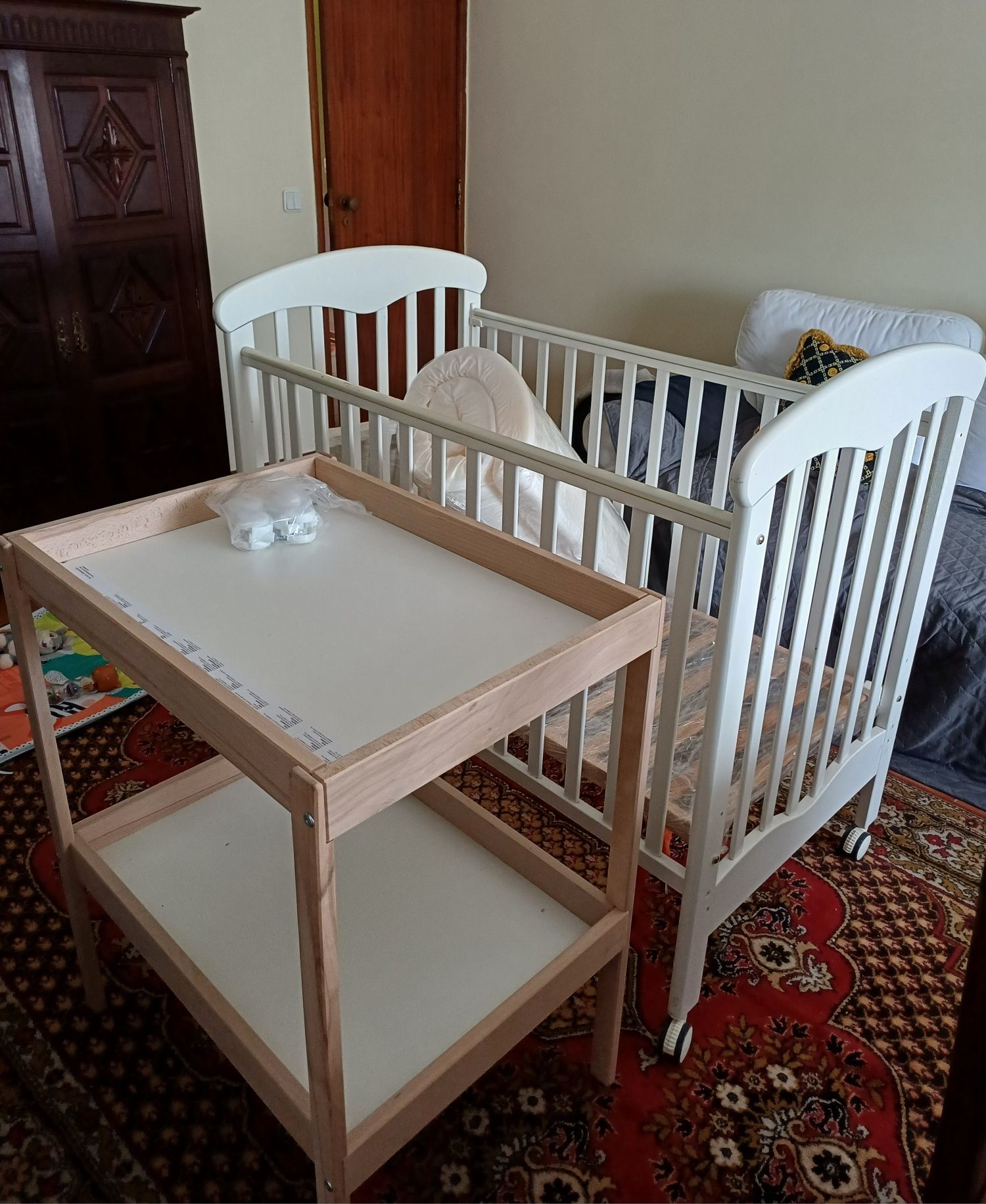 Berço bebe com colchão e muda fralda.