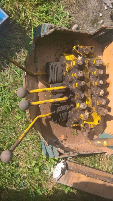 rozdzielacz hydrauliki z dźwigniami sterującymi JCB3 koparko-ładowarka