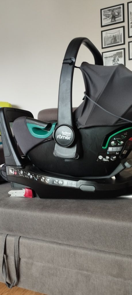Fotelik samochodowy z bazą obrotową britax römer baby safe isense