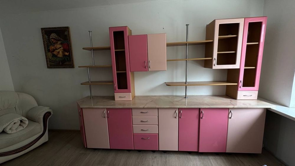 Стінка, в рожевому кольорі