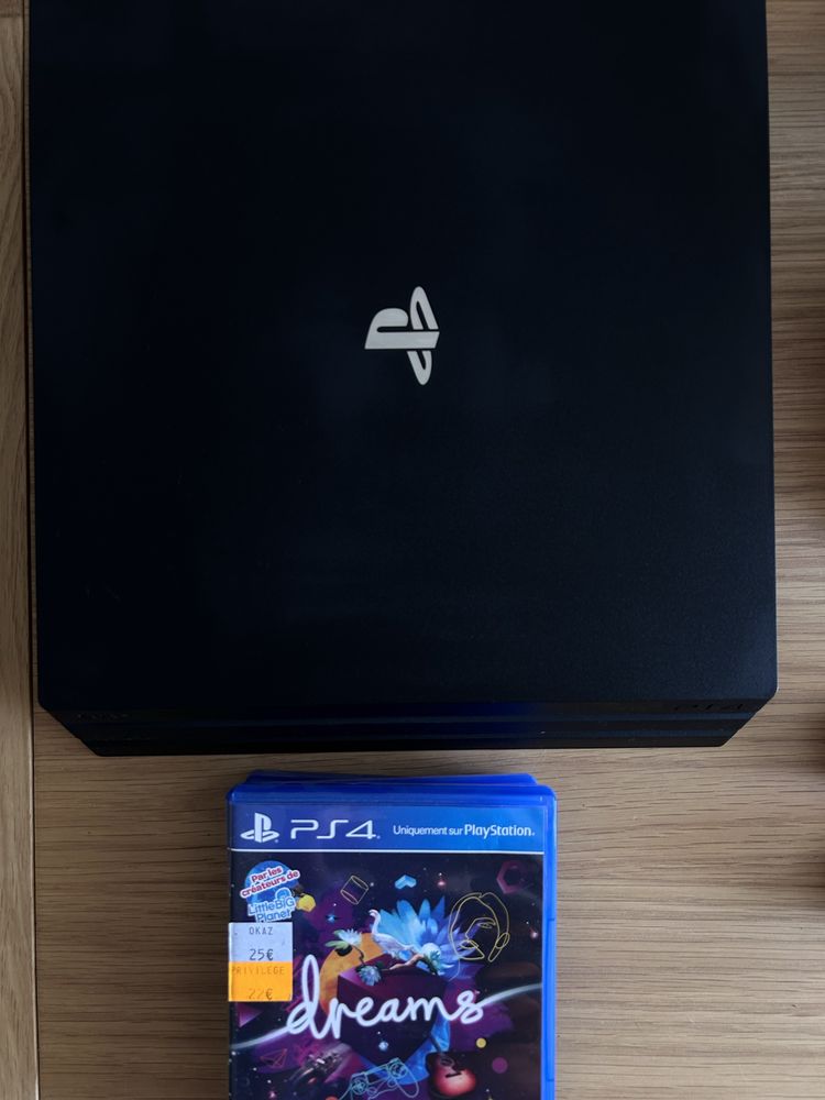 PlayStation 4 PRO z PS VR kontrolerami Move kamerą i grami