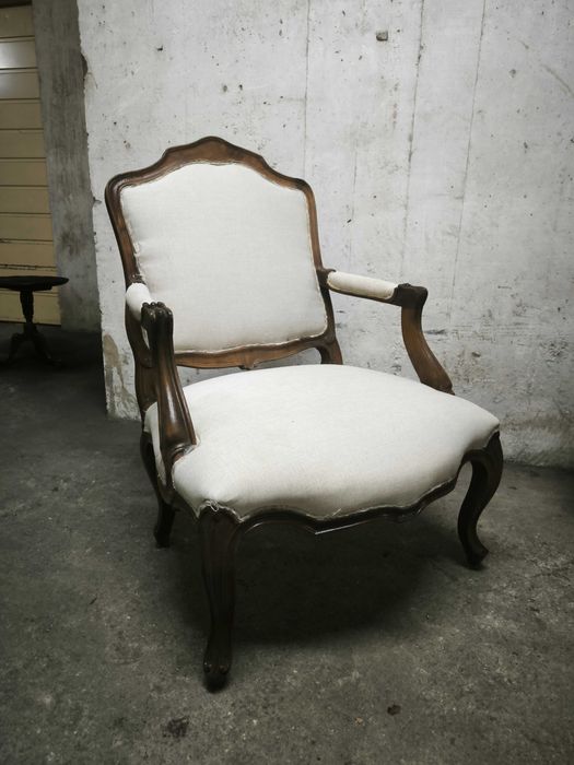 Cadeirão Bergere estofada a linho