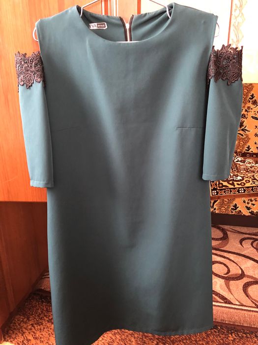 Красива сукня ізумрудного кольору