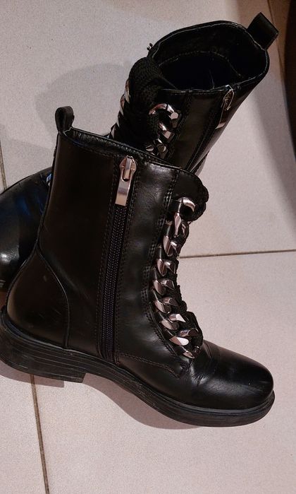 Botas em pele pretas