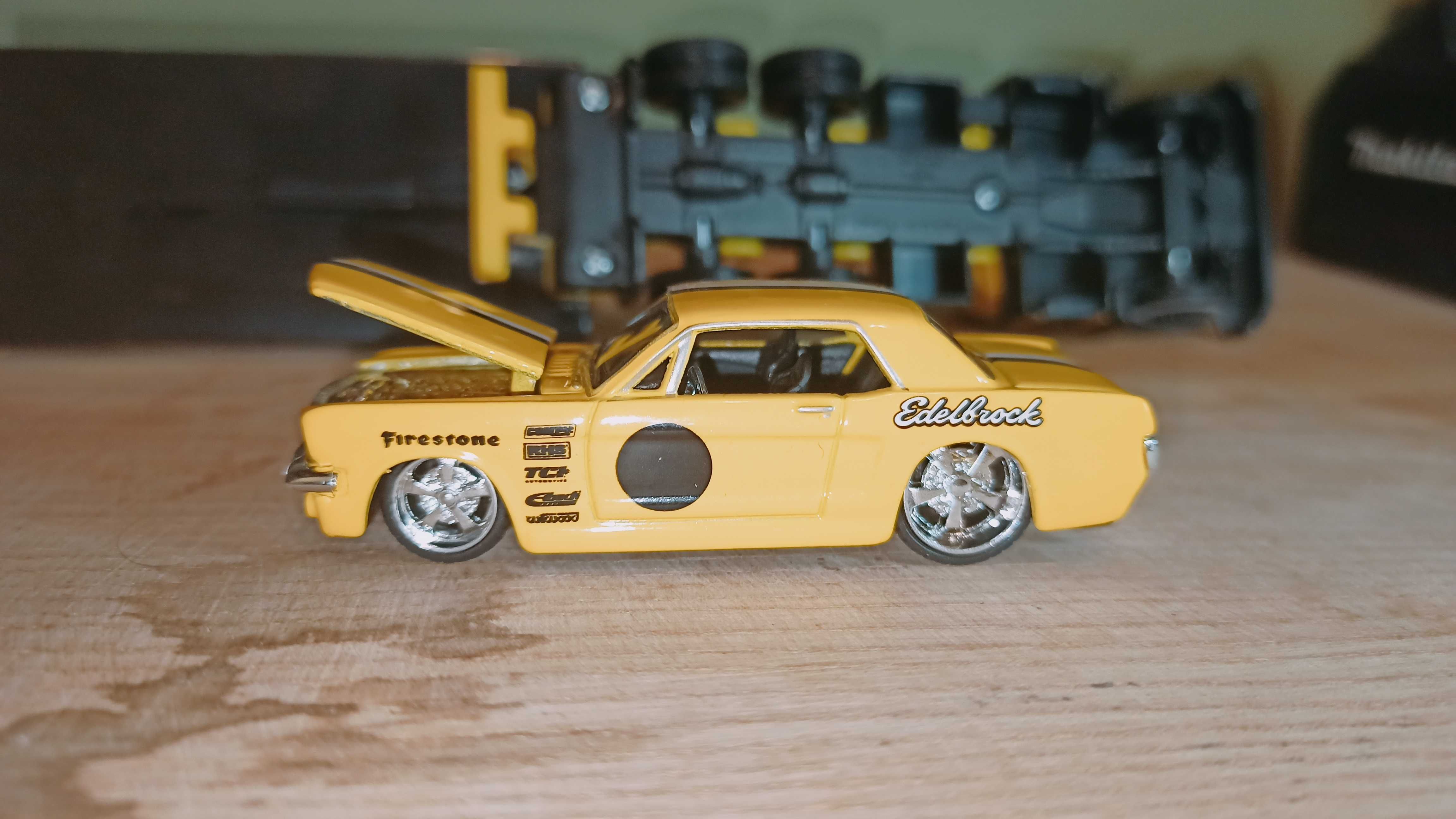 Maisto – 1:64 1953 Mack B-61 з плоским кузовом / 1965 Ford Mustang