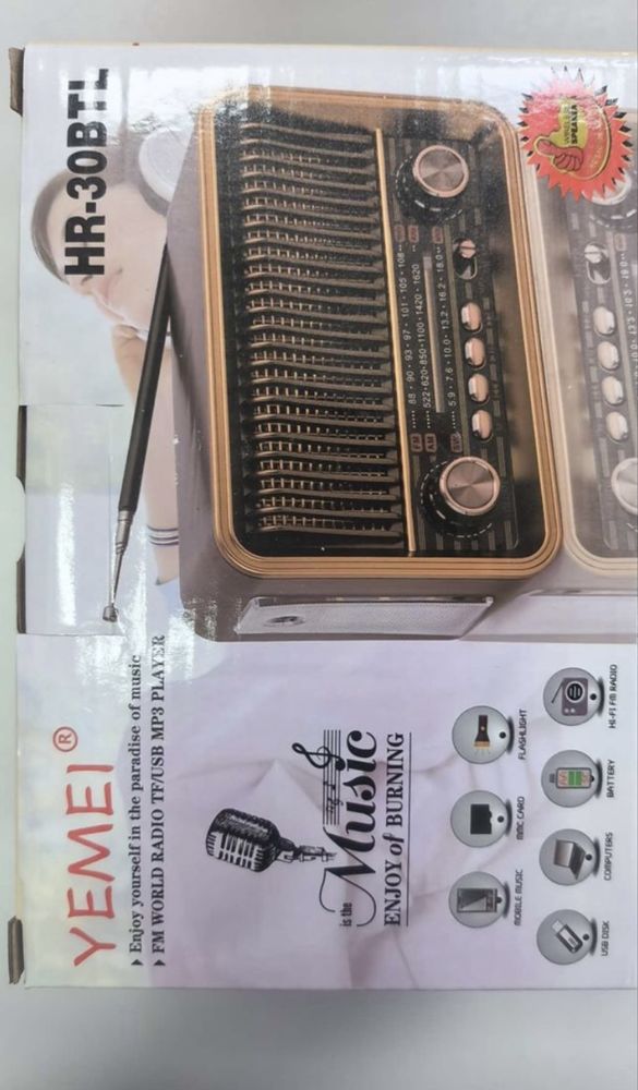 Radio z antena w stylu retro