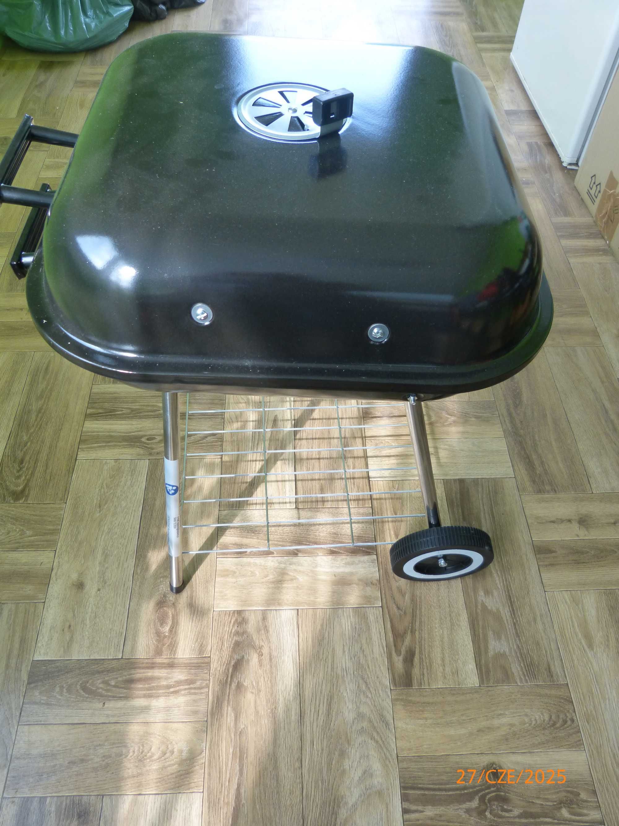 sprzedam nowy, nigdy nie używany grill węglowy.