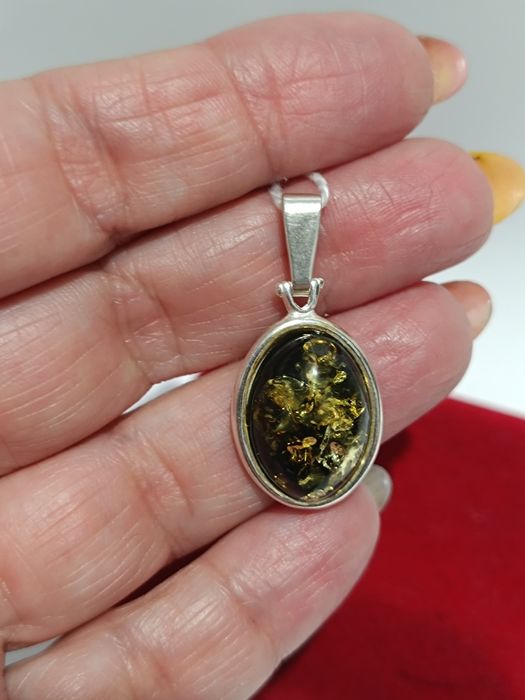 Srebrny wisiorek z zielonym bursztynem, srebro próby 925