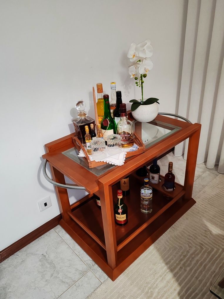 Mesa bar em cerejeira elegante