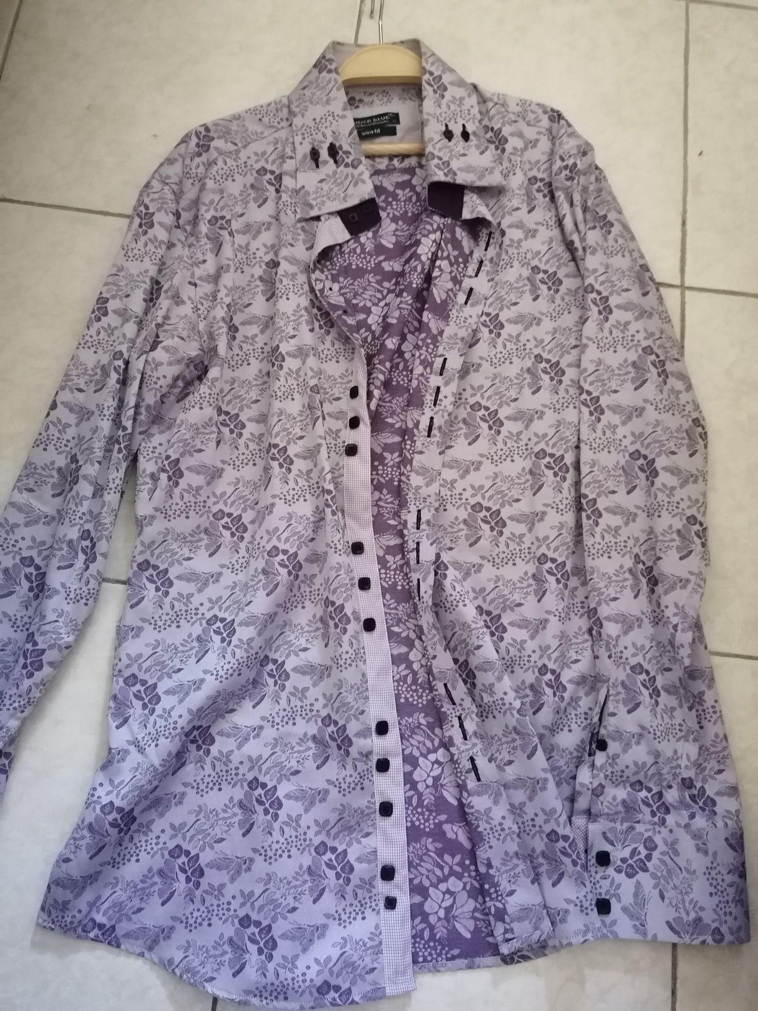 Vendo para desocupar camisas de marca vintage completamente novas