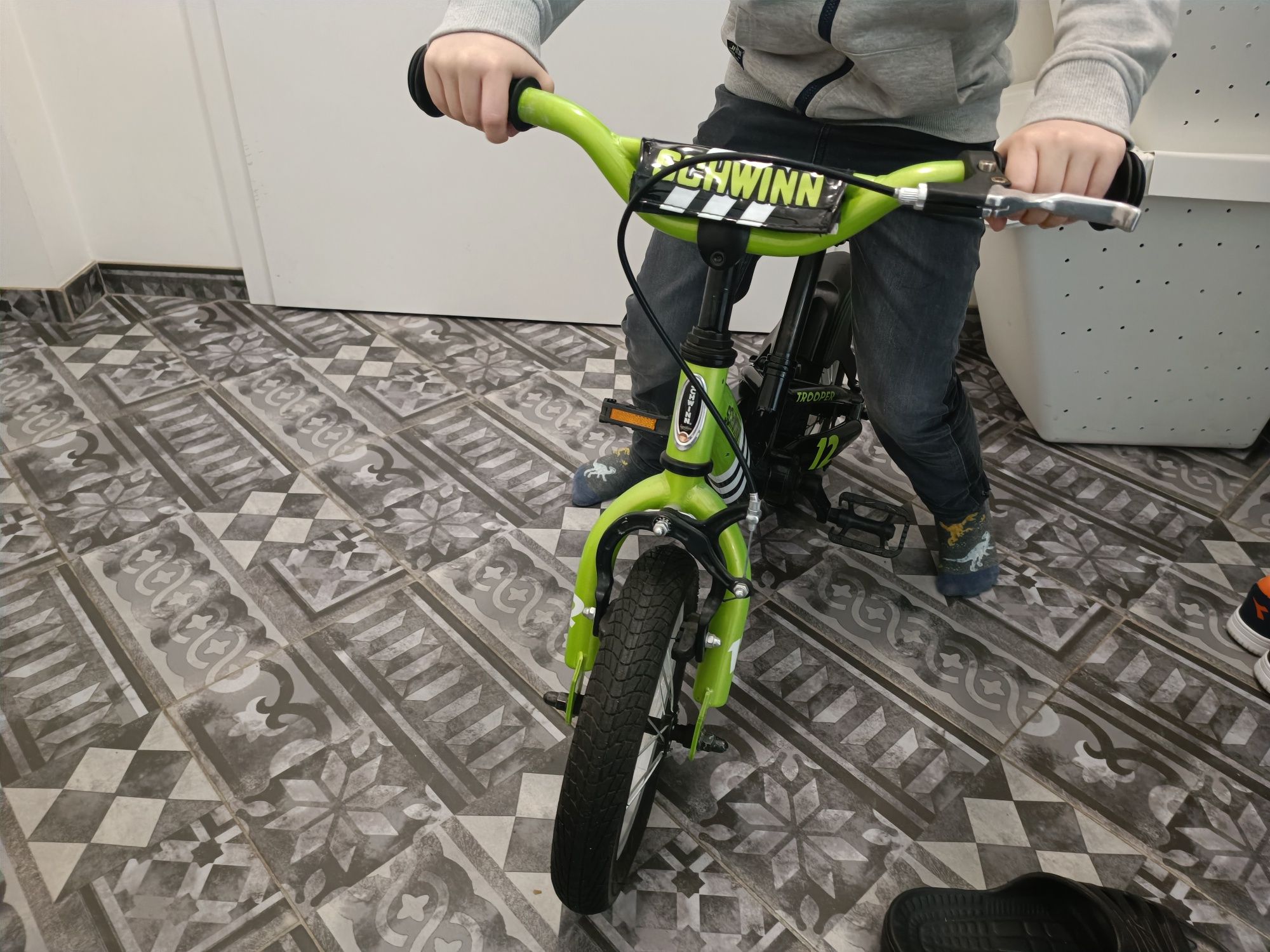 Велосипед 12 "Schwinn Trooper boys black/lime 2016