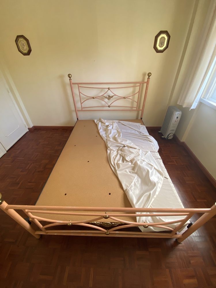 Estrutura de Cama de Casal em Ferro
