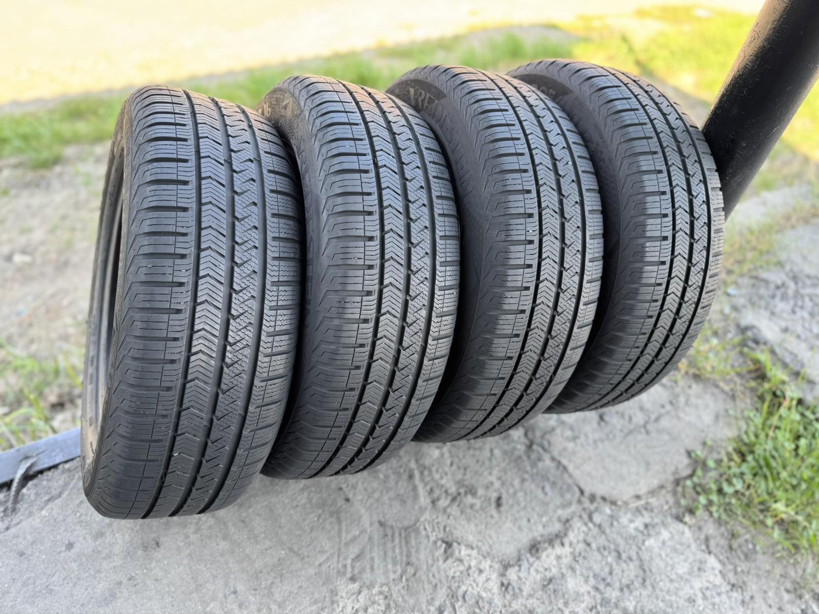 Всесезонні шини Vredestein 205/60 R16