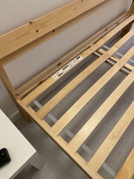Cama de madeira Ikea