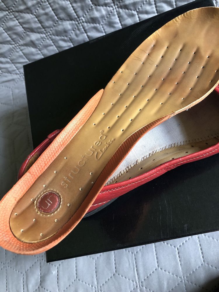 890. r.39. Clarks Un structured. Czerwone pantofle, czółenka, baleriny
