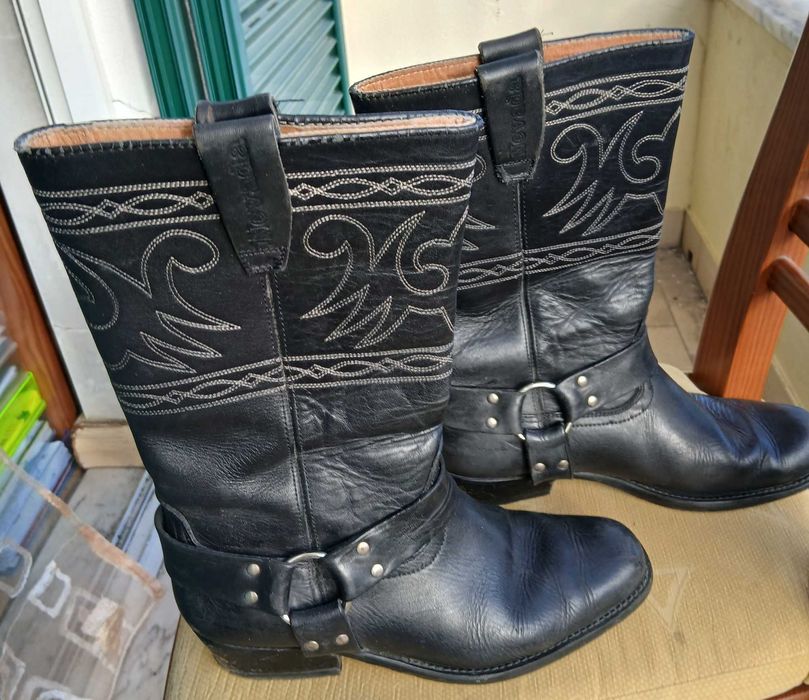 Botas estilo cowboy, pretas, cano alto