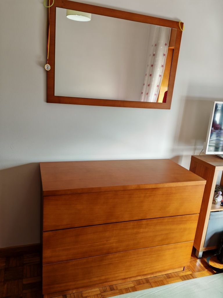 Quarto + Cómoda e Espelho
