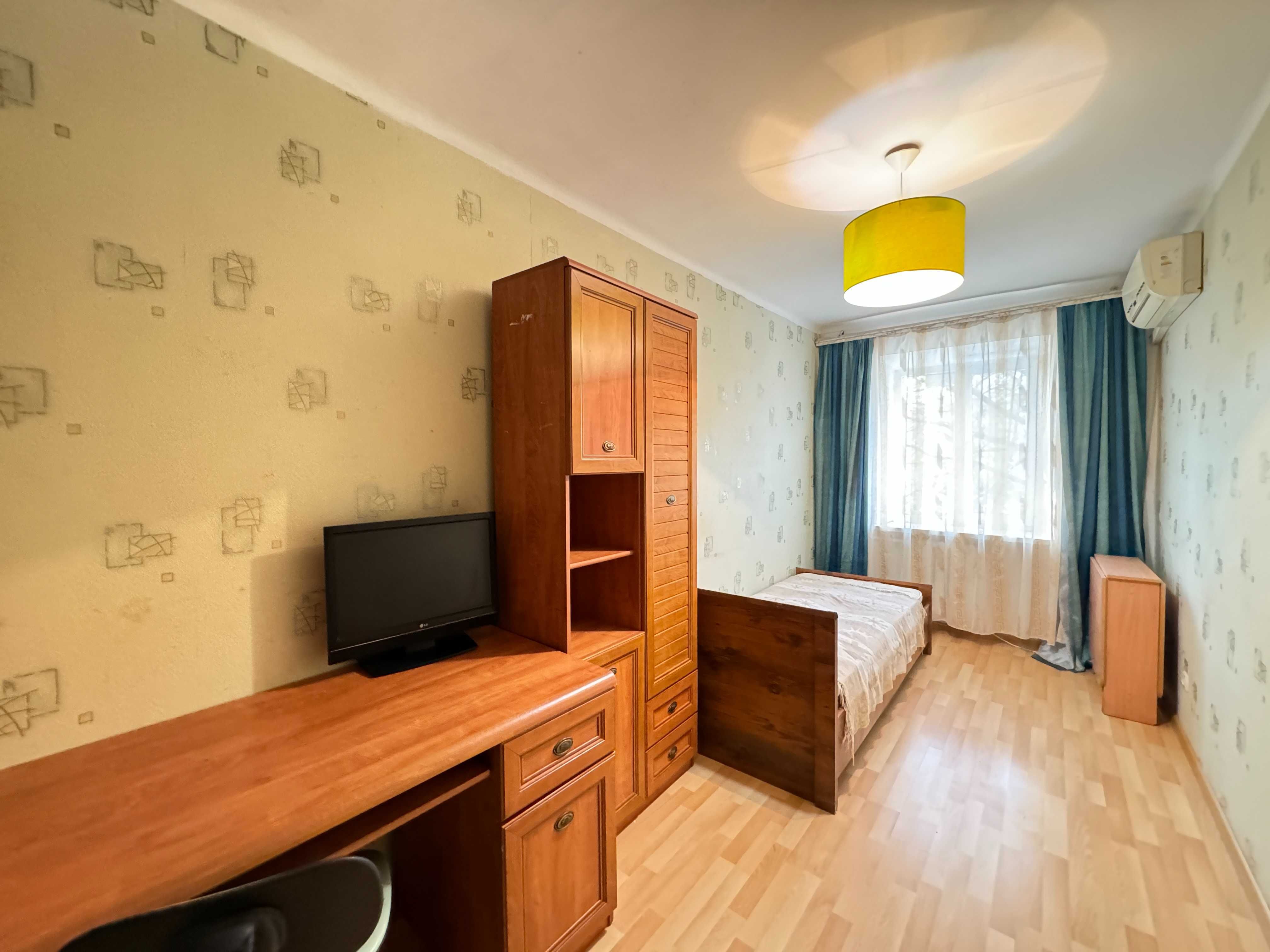 Продам 3 комнатную квартиру возле парка Горького! Средний этаж!