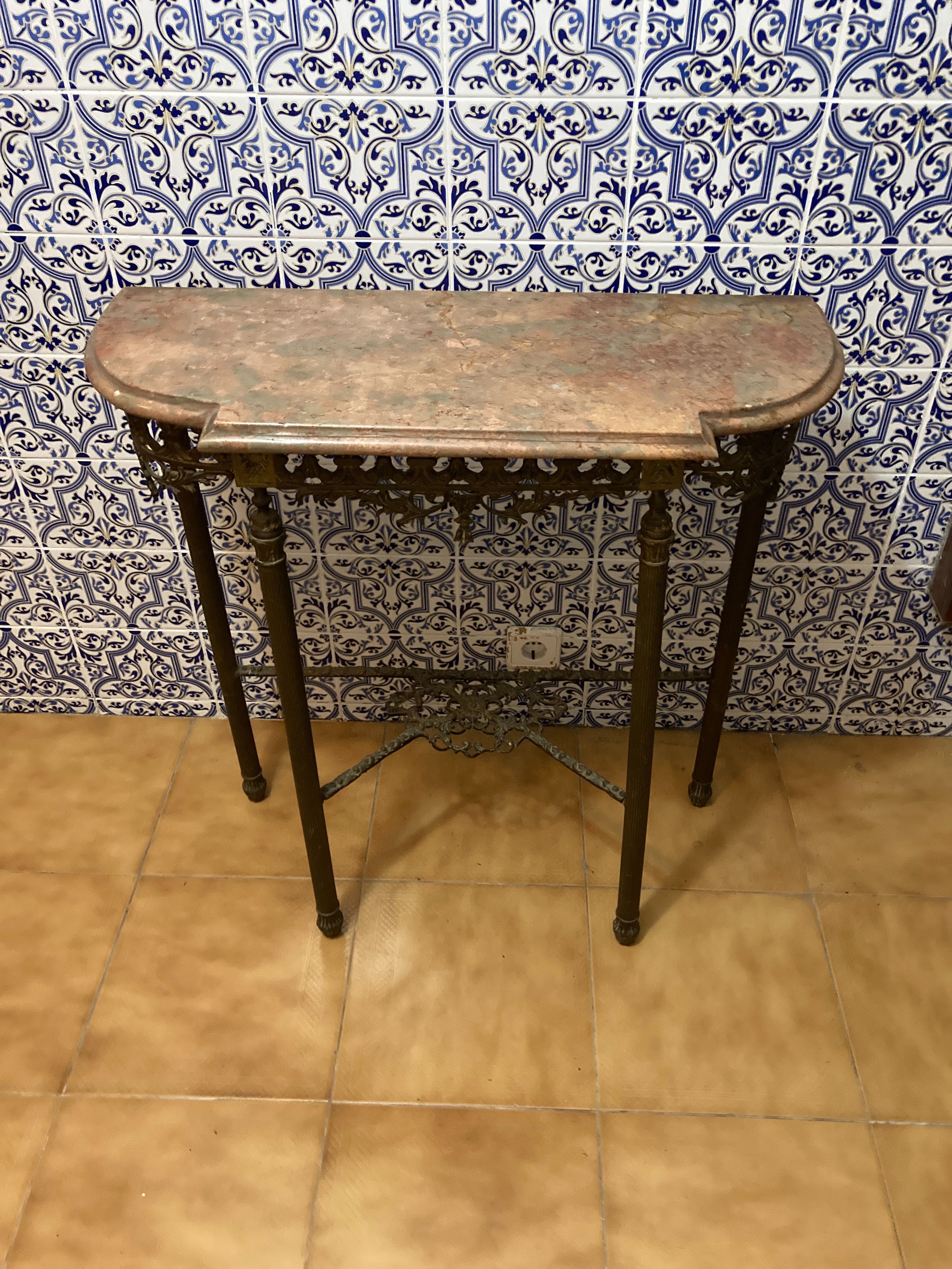 Mesa de entrada antiga vintage de mármore e ferro forjado