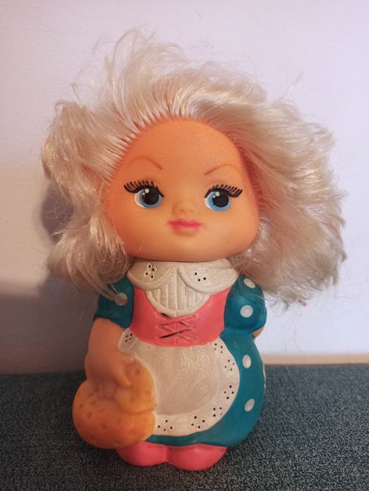 Zabawka gumowa, dziewczyna z koszykiem PRL