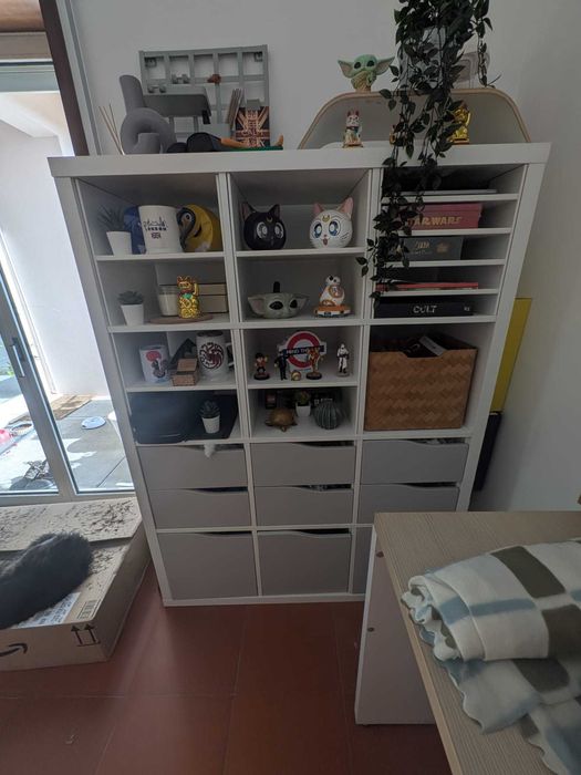 Estante IKEA KALLAX com módulos de gavetas – branco/cinzento