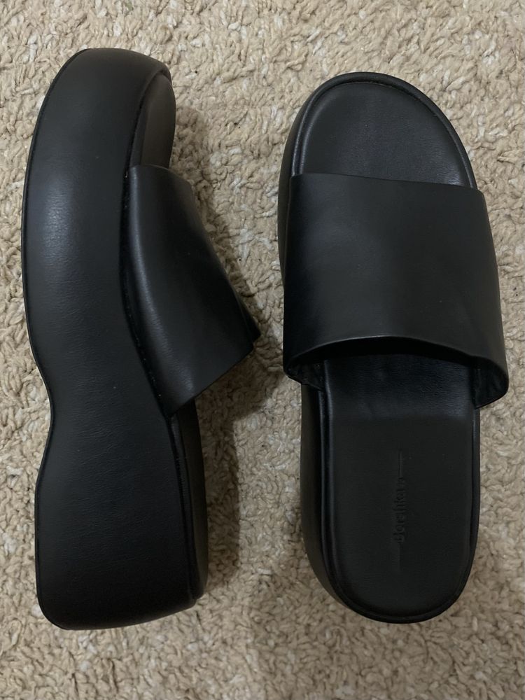 Sandália preta com plataforma [Bershka] tam. 39
