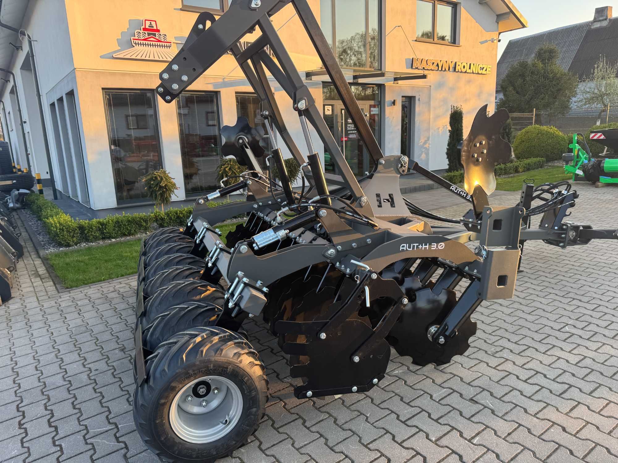 Agregat talerzowy uprawowo-siewny z wałem oponowym 3,0 m AUTW Helagro