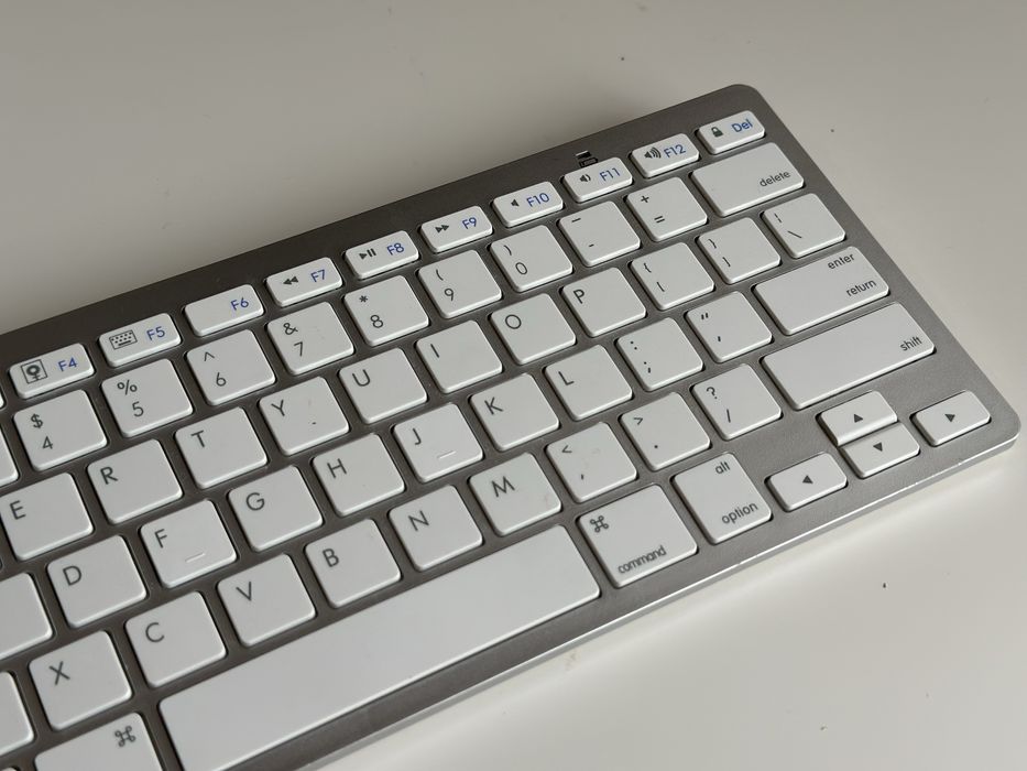 Клавіатура Apple A1243 б/в без однієї кнопки