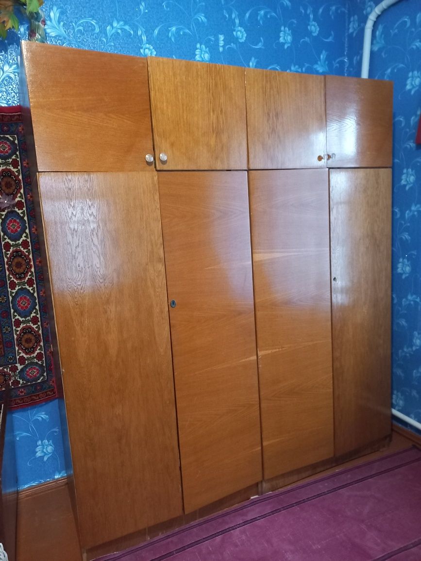 Дві шафи для одягу
