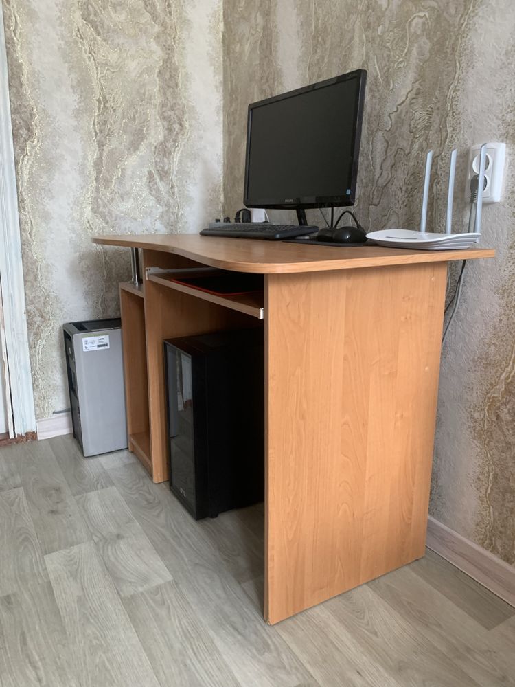 Продам компьютерный  стол