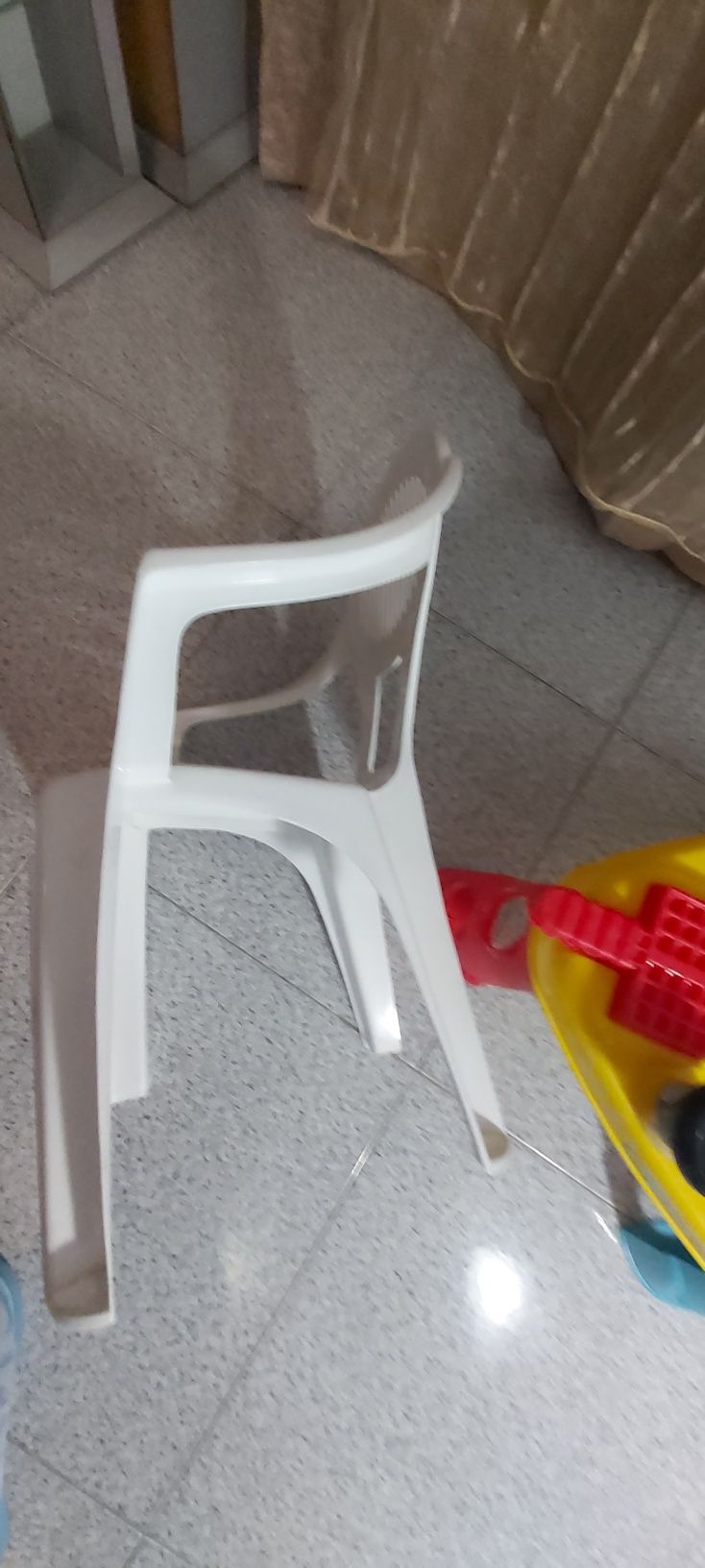 Mesa de  plasticina, para criança.