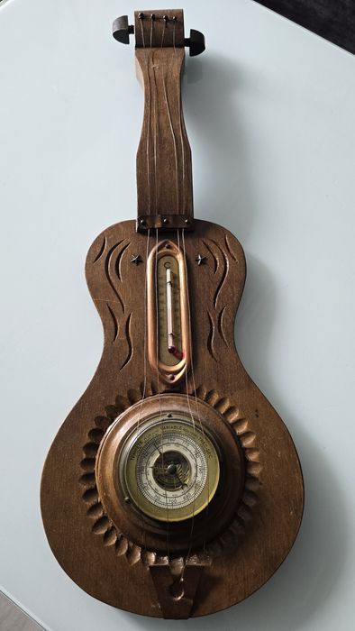 Stary barometr z termometrem