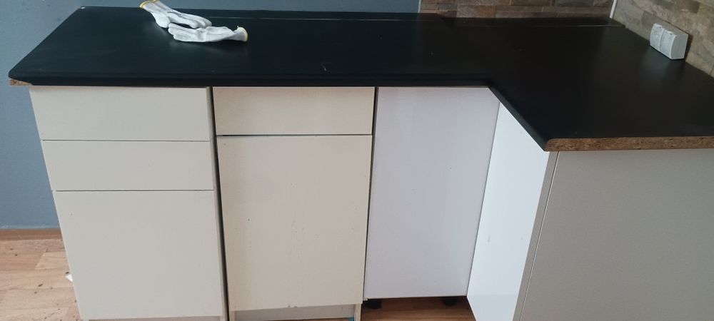 Aneks kuchenny z zlewozmywakiem oraz z szafkami wiszącymi