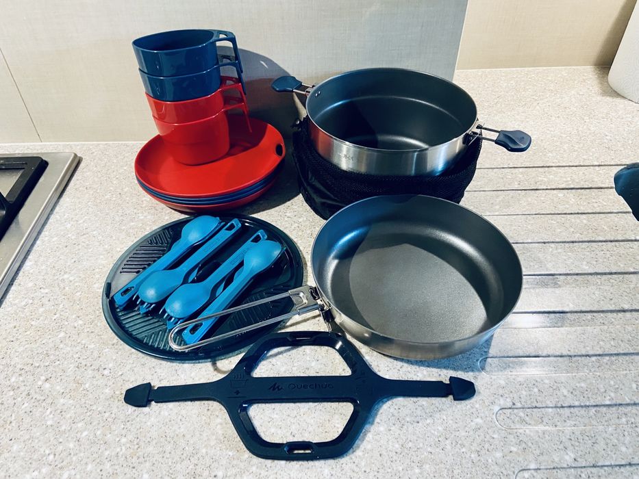 Menażka kempingowa Quechua zestaw 4 osobowy garnki talerze camping